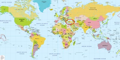 世界地図を示すトルコ